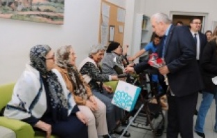 Başkan Şadi Özdemir’den huzurevindeki annelere sürpriz ziyaret