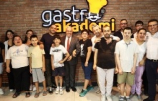 Başkan Şadi Özdemir özel çocuklarla pizza yaptı