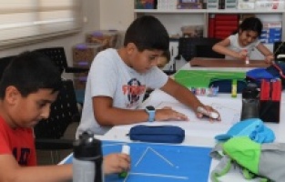 Yaz kurslarında çocuklar eğlenerek öğreniyor