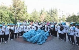 Başkan Şadi Özdemir öğrencilerle parkta temizlik yaptı