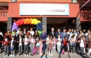 İlk Ders Zilini Protokol Çaldı