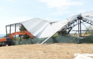 Kırsal mahallelerdeki 3 kaçak yapı yıkıldı