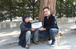 Mahallesini temizleyen Nefise teyzeye teşekkür plaketi