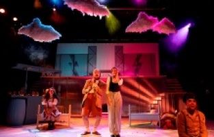 Nilüfer Kent Tiyatrosu “Şvayk” ile sezonu açtı