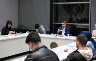 Başkan Yılmaz sahurda gençleri ağırladı