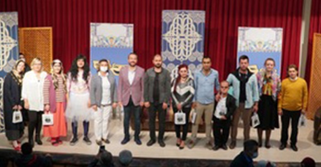 Bölge tiyatrosu izleyenleri kahkahaya boğdu