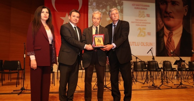 Başkan Erkan Aydın’dan anlamlı ödül takdimi